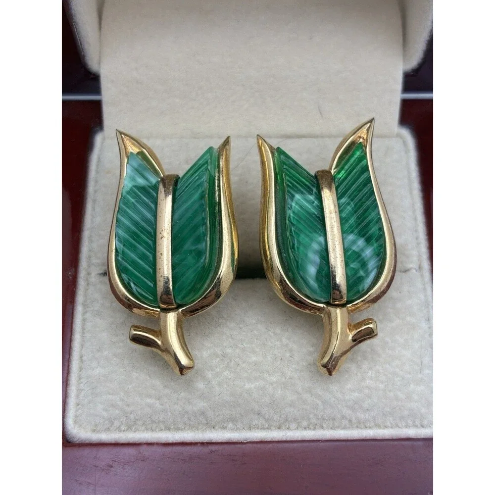 Vintage Crown Trifari Gold Tone Faux Malachite Clip On Earrings 1.1/4 X 0.5/8”